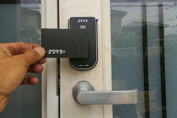 玄関扉、裏口扉、屋内の部屋の扉への新規かぎの取り付け、デジタルロック（暗証番号式・指紋認証式・非接触カード式ほか）の増設